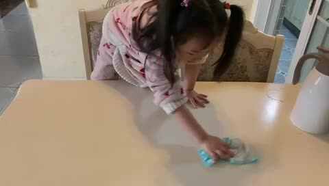 20210404大C班张睿瑾《擦桌子》