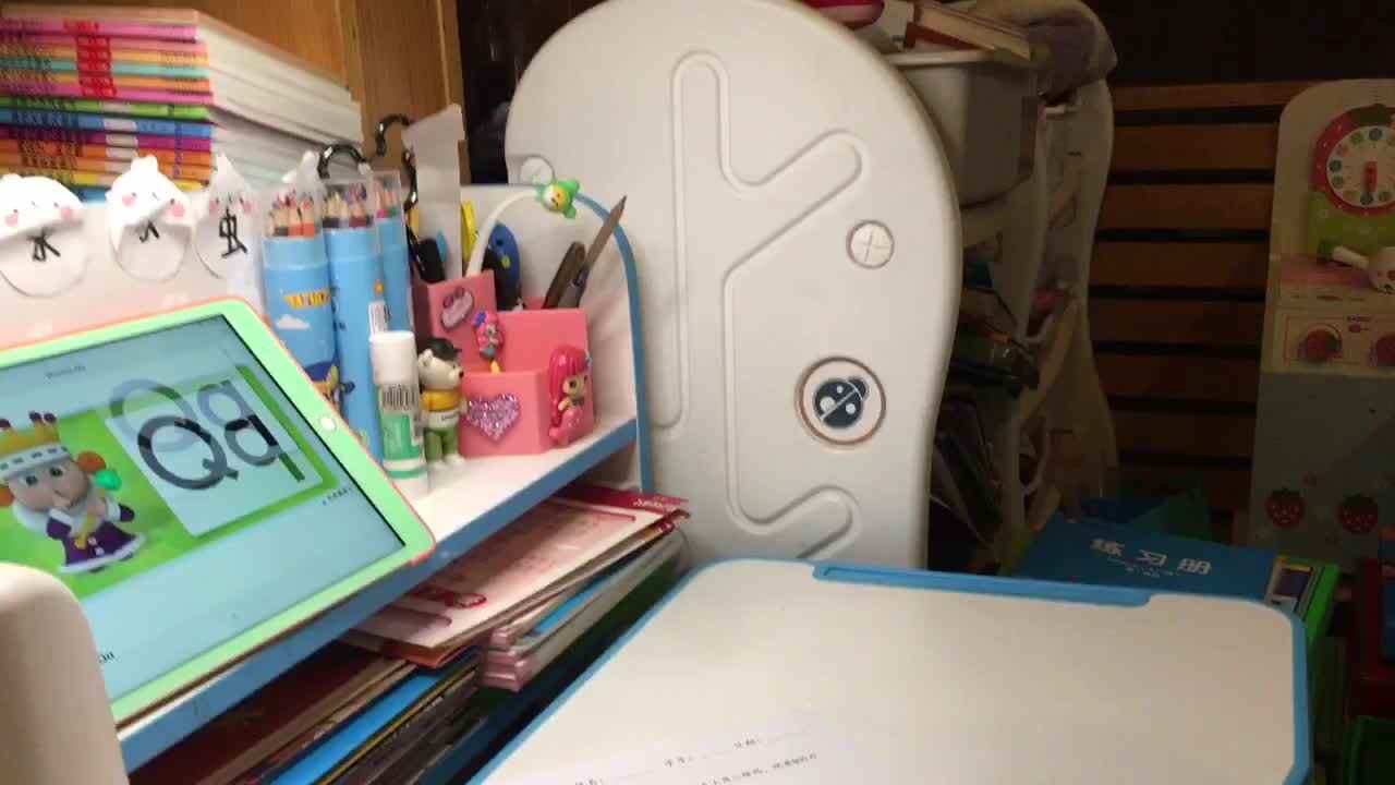 2021.4.28实验1班李泫孜观看英语视频Q