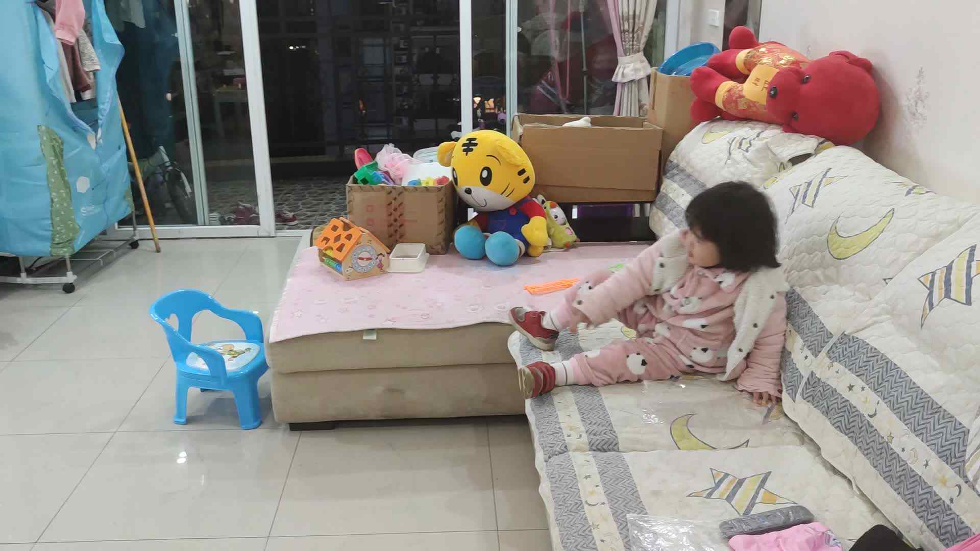 观看绘本故事《影子和我》.mp4
