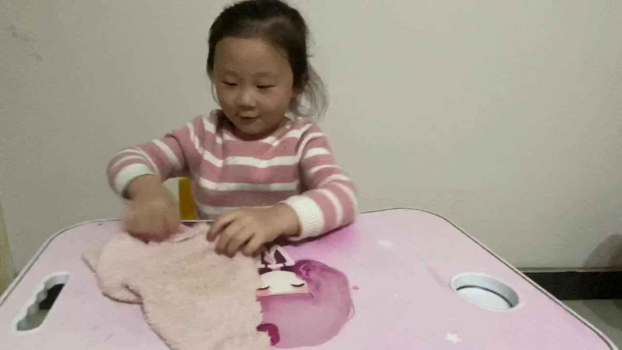 大C班魏凡雅《擦桌子》
