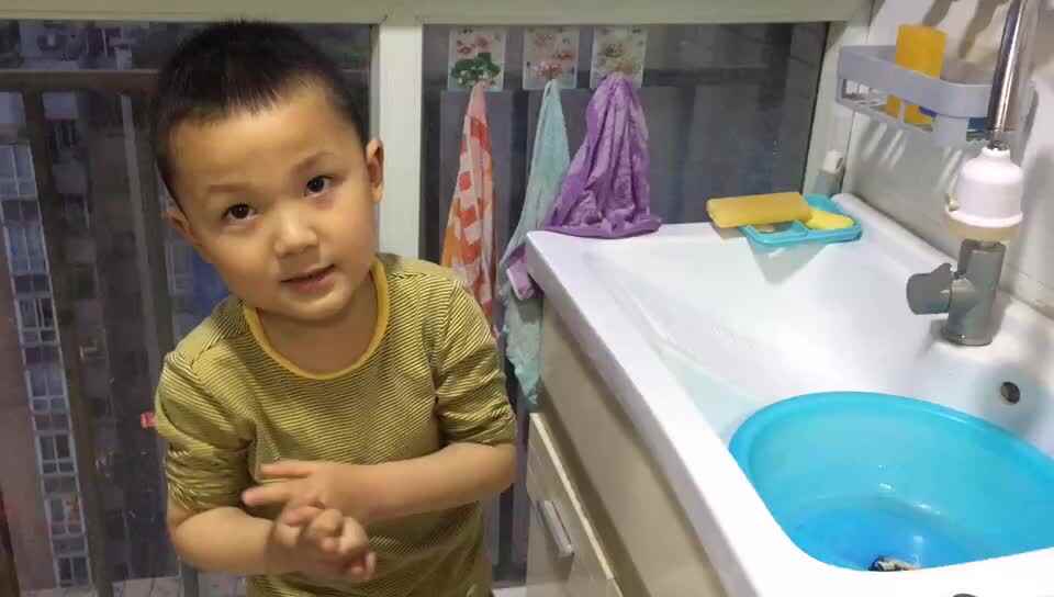 金豆子幼稚园“劳动使我快乐，劳动促我成长”之劳动最光荣7天养成计划打卡第4天，我是大C班代峻泽小朋友，今天由我来洗袜子