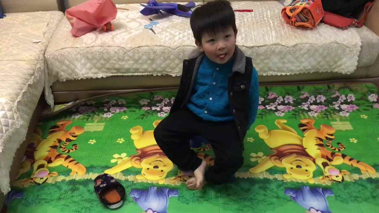 2023级中B班邱潇然20210412穿袜子