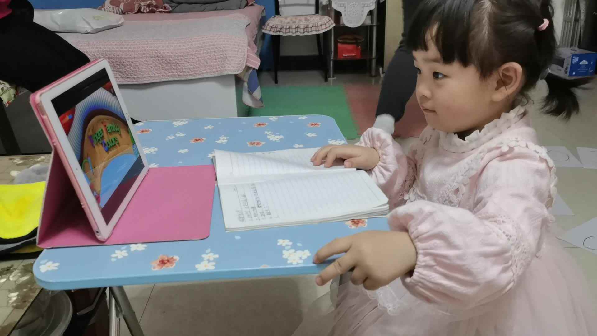2021.5.4侯奕帆闯关练习观看英文儿歌《手指家族颜色》