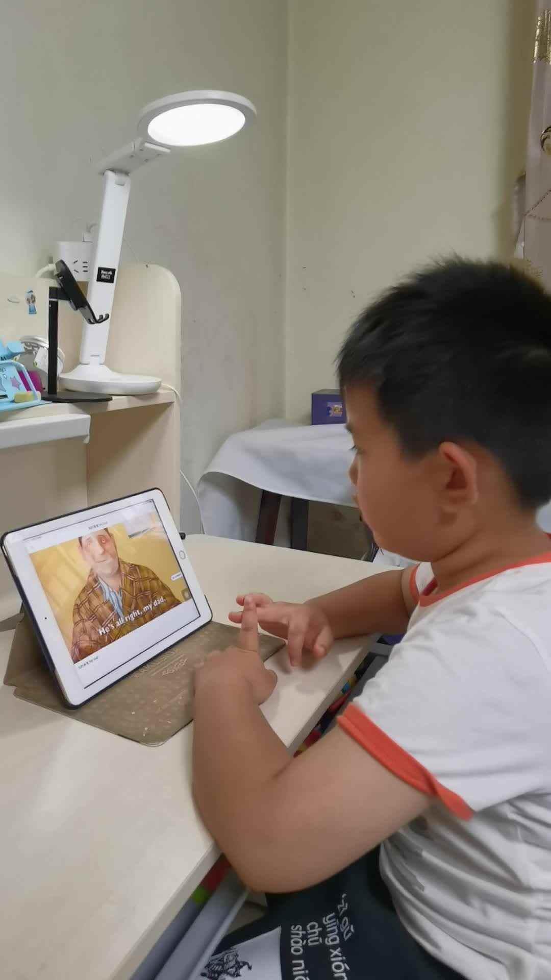 观看英文绘本《我的爸爸My  Dad》