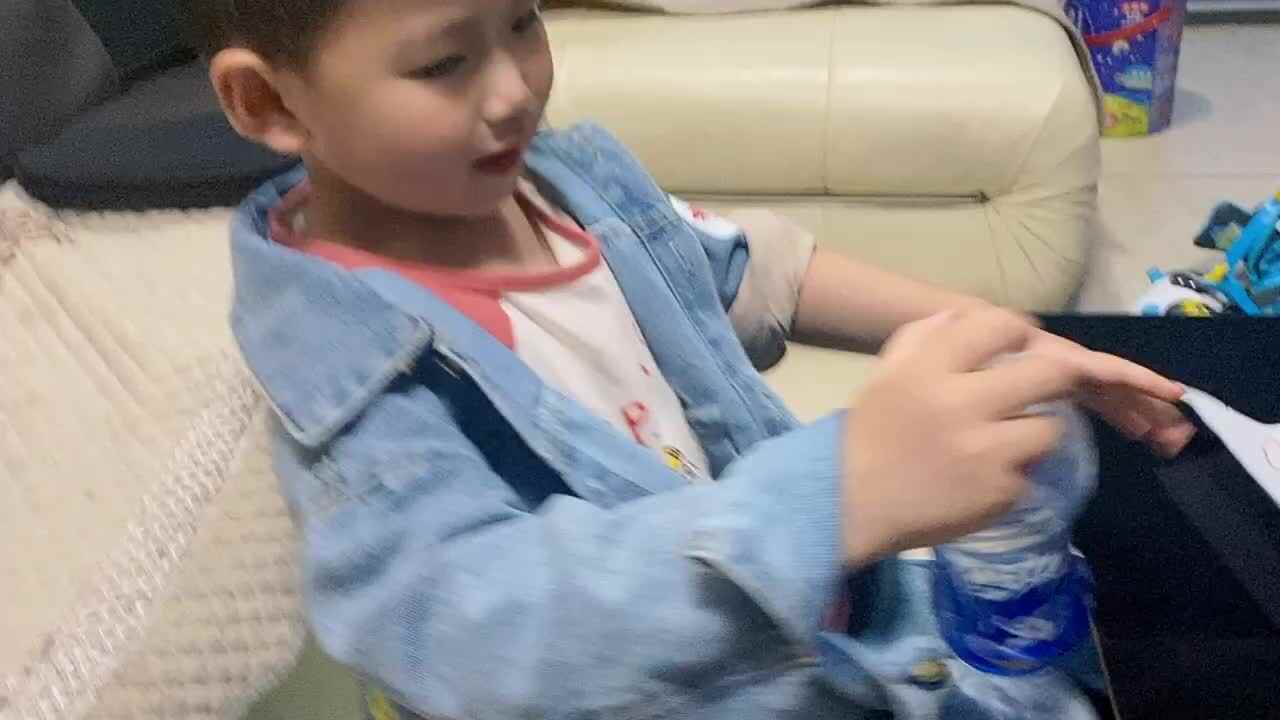 《拎瓶盖》