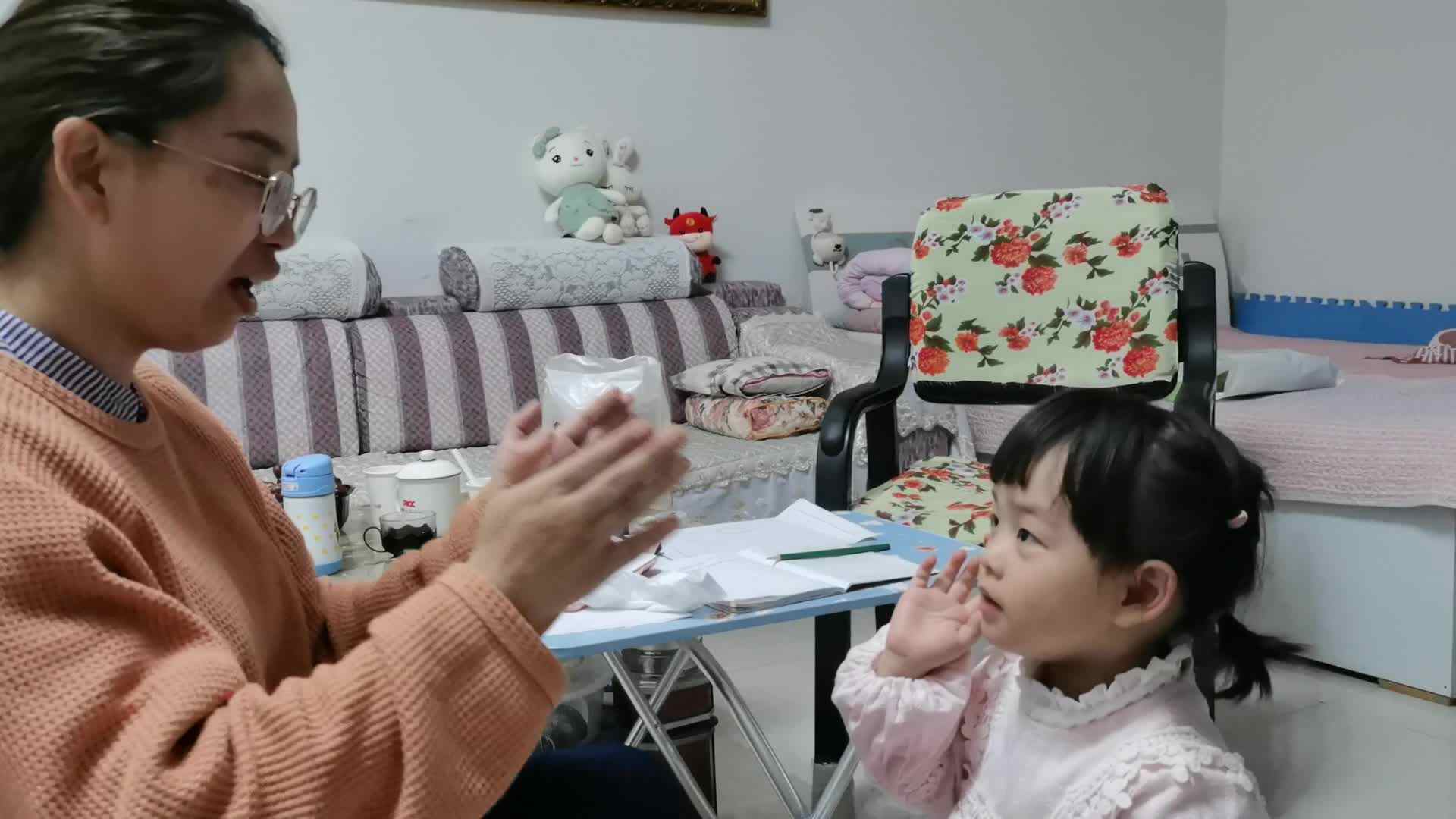 2021.4.27侯奕帆闯关练习手指儿歌《小手变变变》