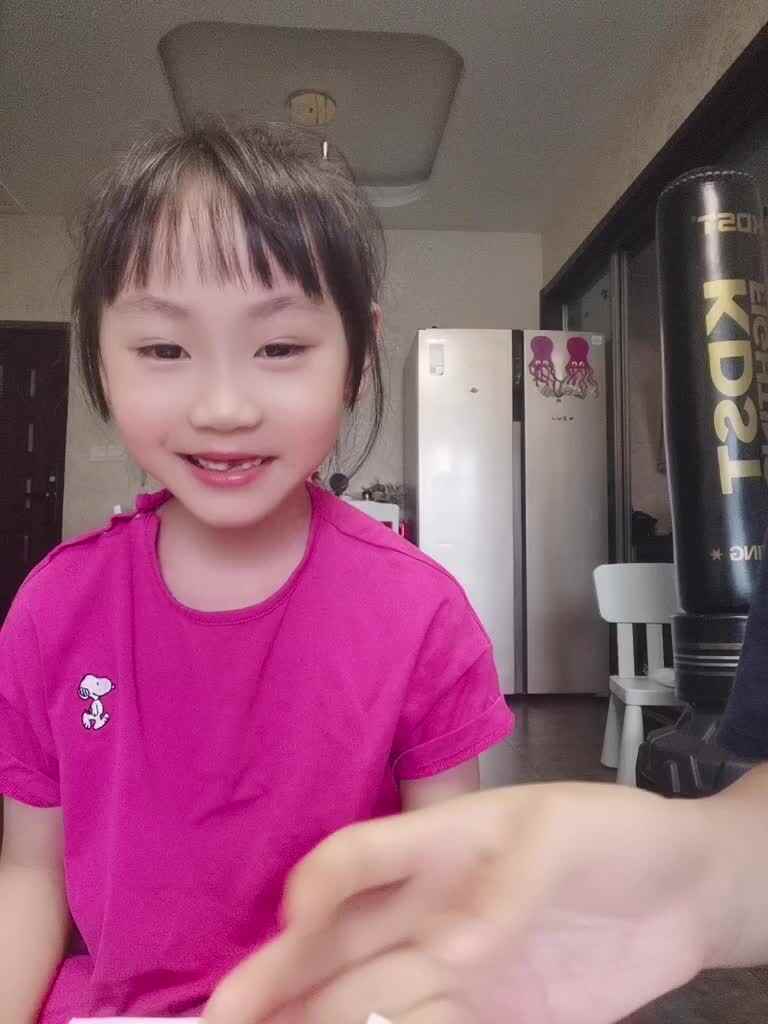 ⁣学A许芷媱数学作业，跟家长一起，任意钱币比大小