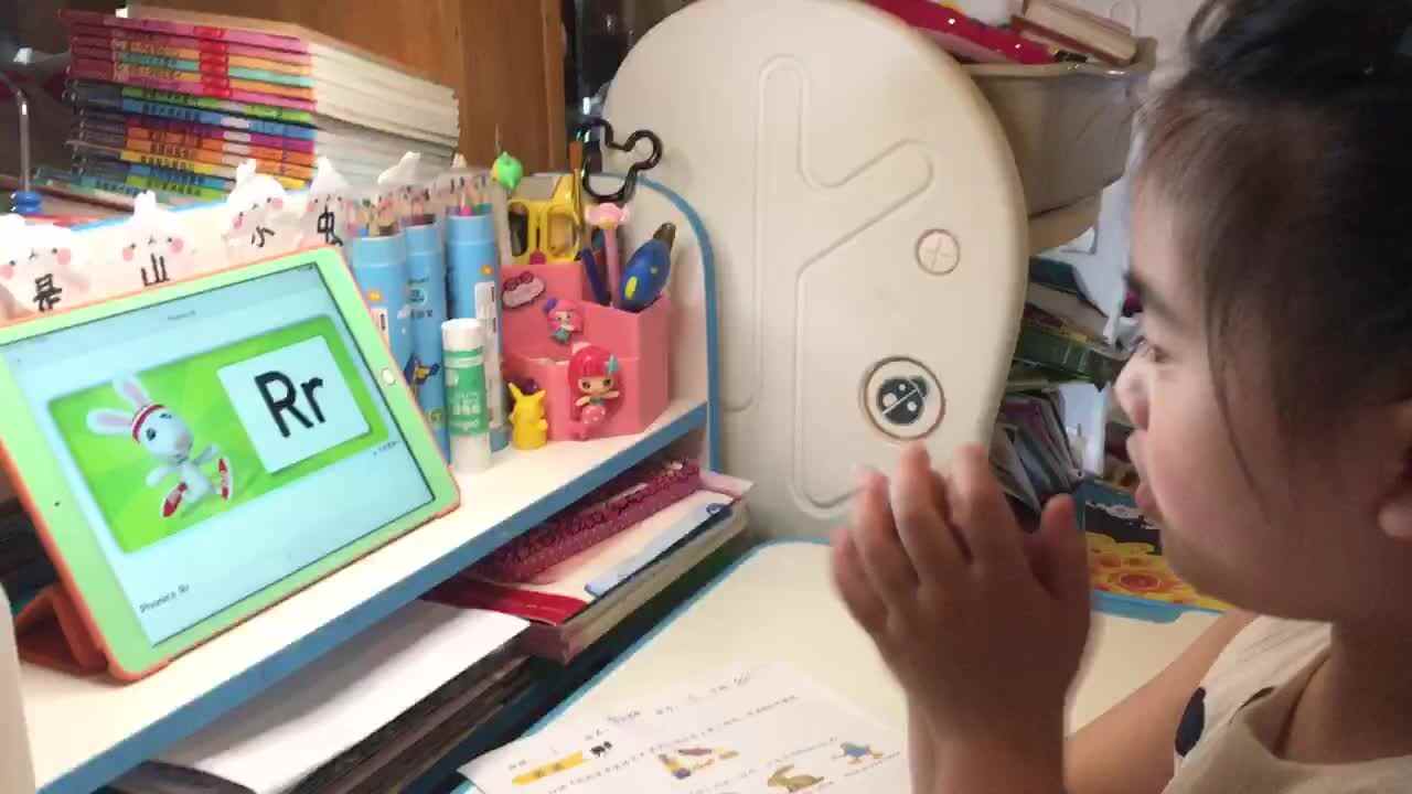 20214.30实验1班李泫孜观看英语视频并读句子