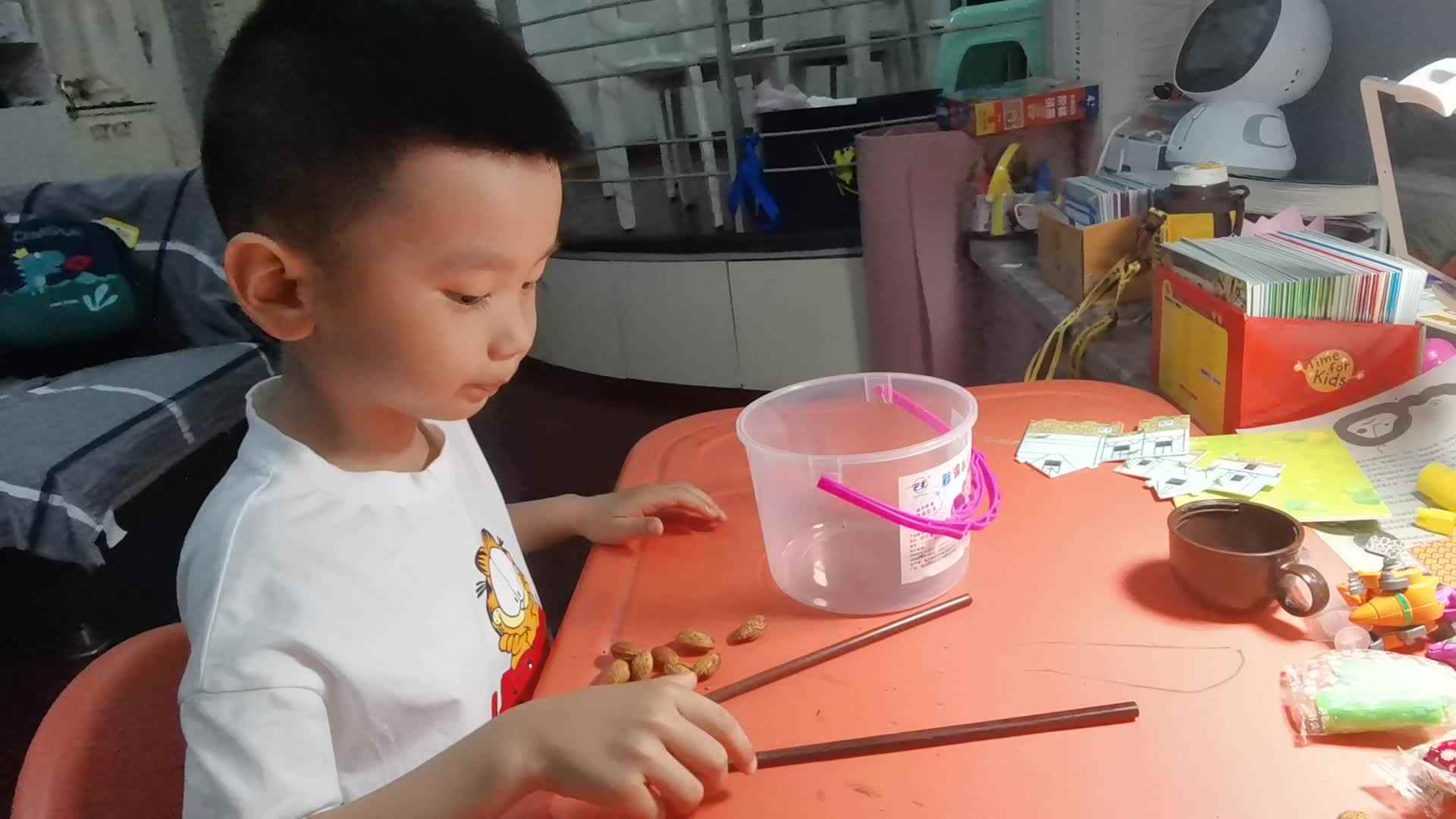 2023级B班刘梓浩闯关练习夹筷子.mp4