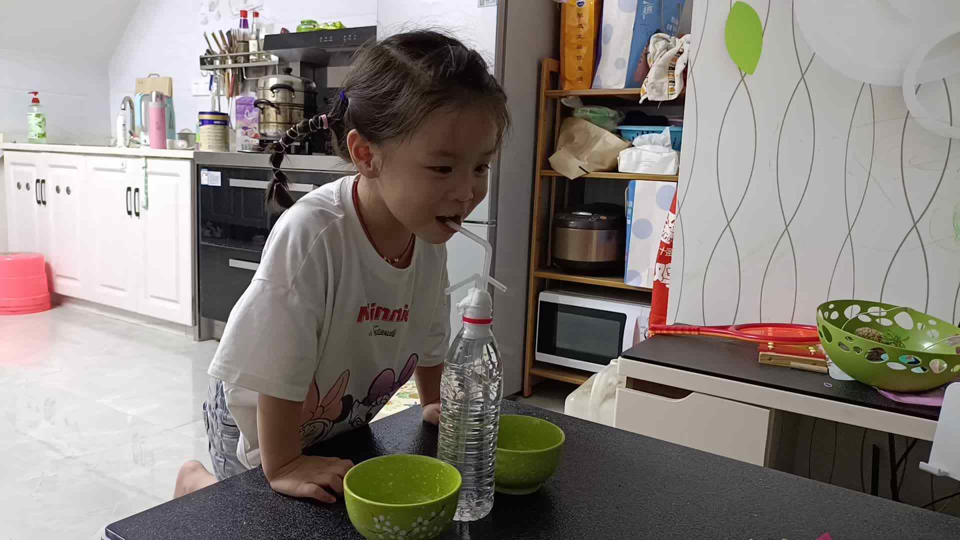 2021.6.16科学小实验《吸管喷泉》