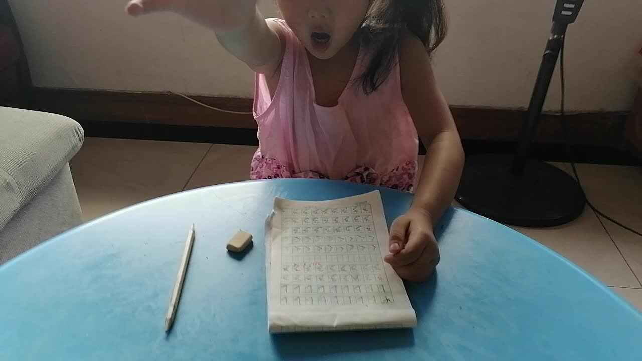 练习本上笔画书写