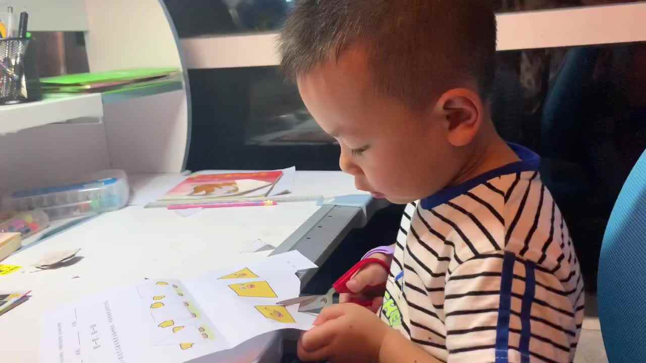 2023级中B班甘新叶20210602剪一剪，贴一贴.MOV