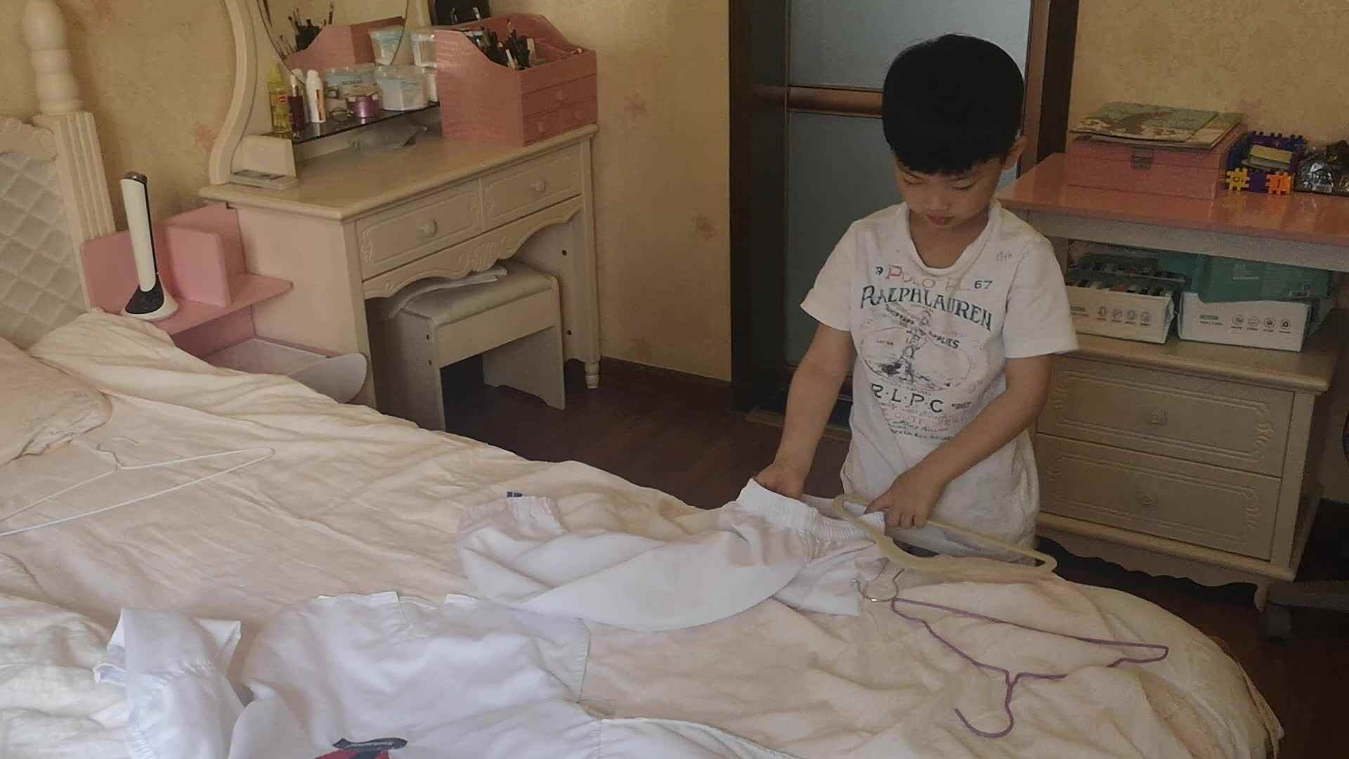整理床铺和衣柜