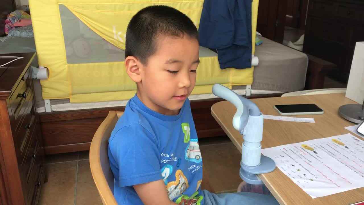 分享绘本《约瑟夫有件旧外套》