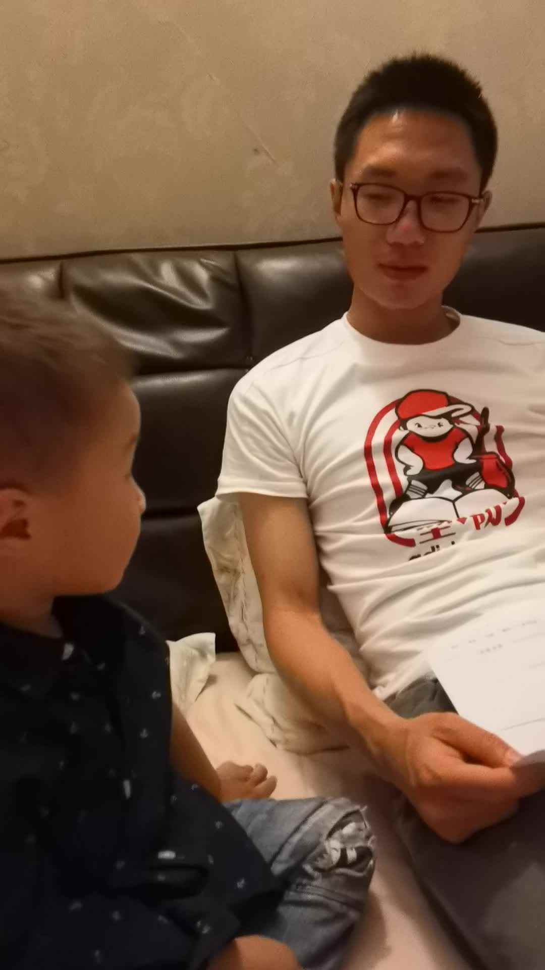 乐乐给爸爸妈妈分享他喜欢什么.mp4