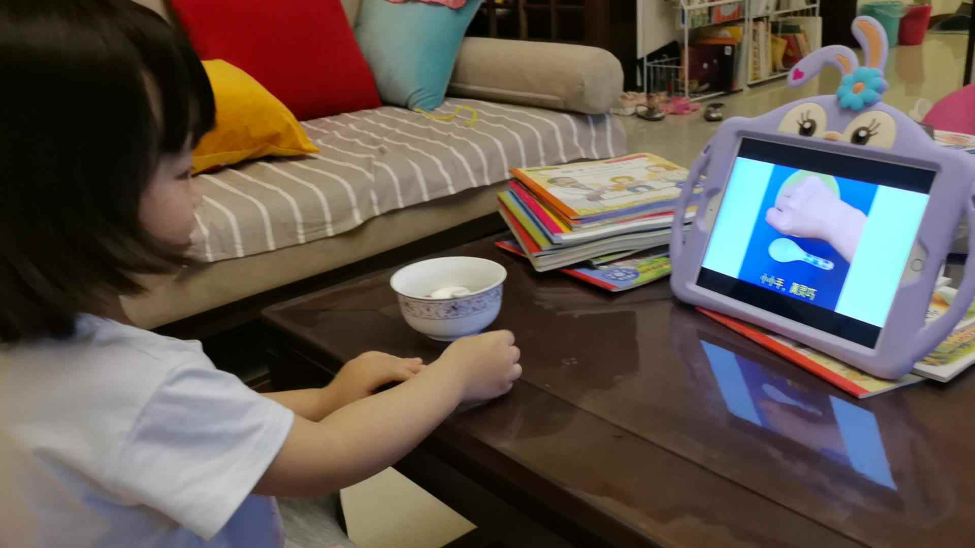 2021.6.3侯奕帆闯关练习《使用勺子》