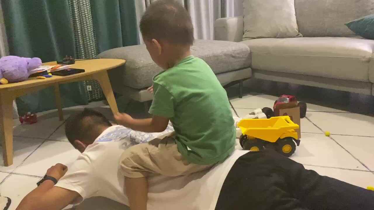 给爸爸捶背.MOV