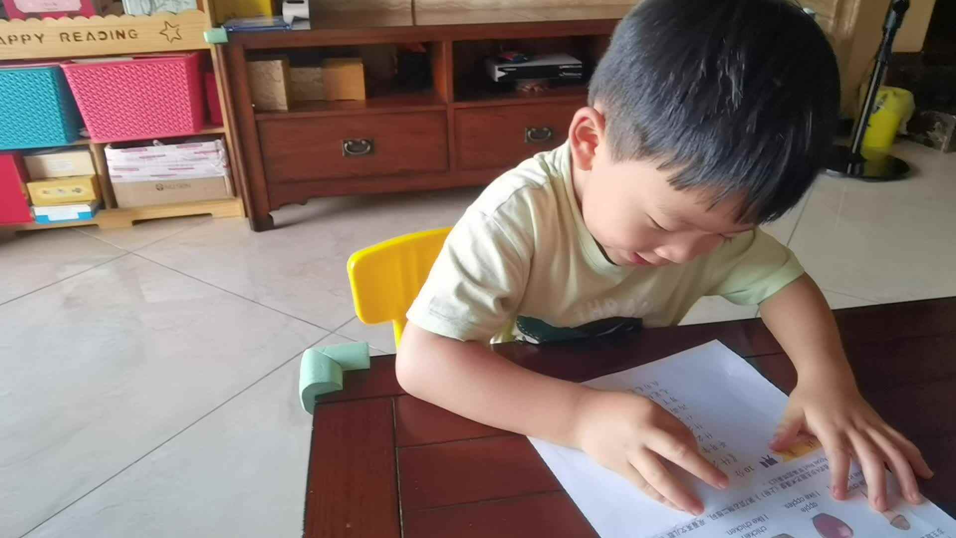 中B班朱训楠儿歌朗读《什么笔》.mp4