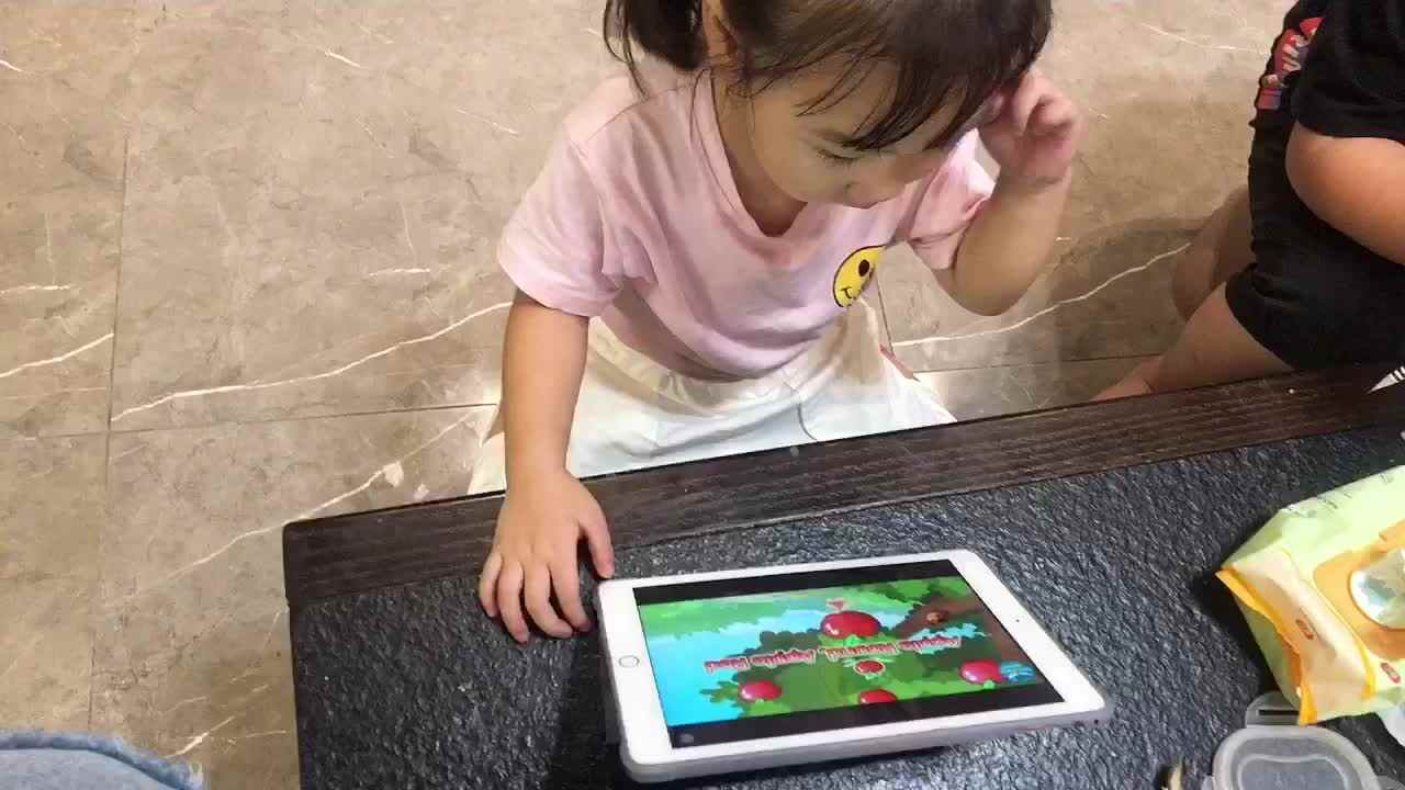 观看英文儿歌（Apple Round Apple Red）