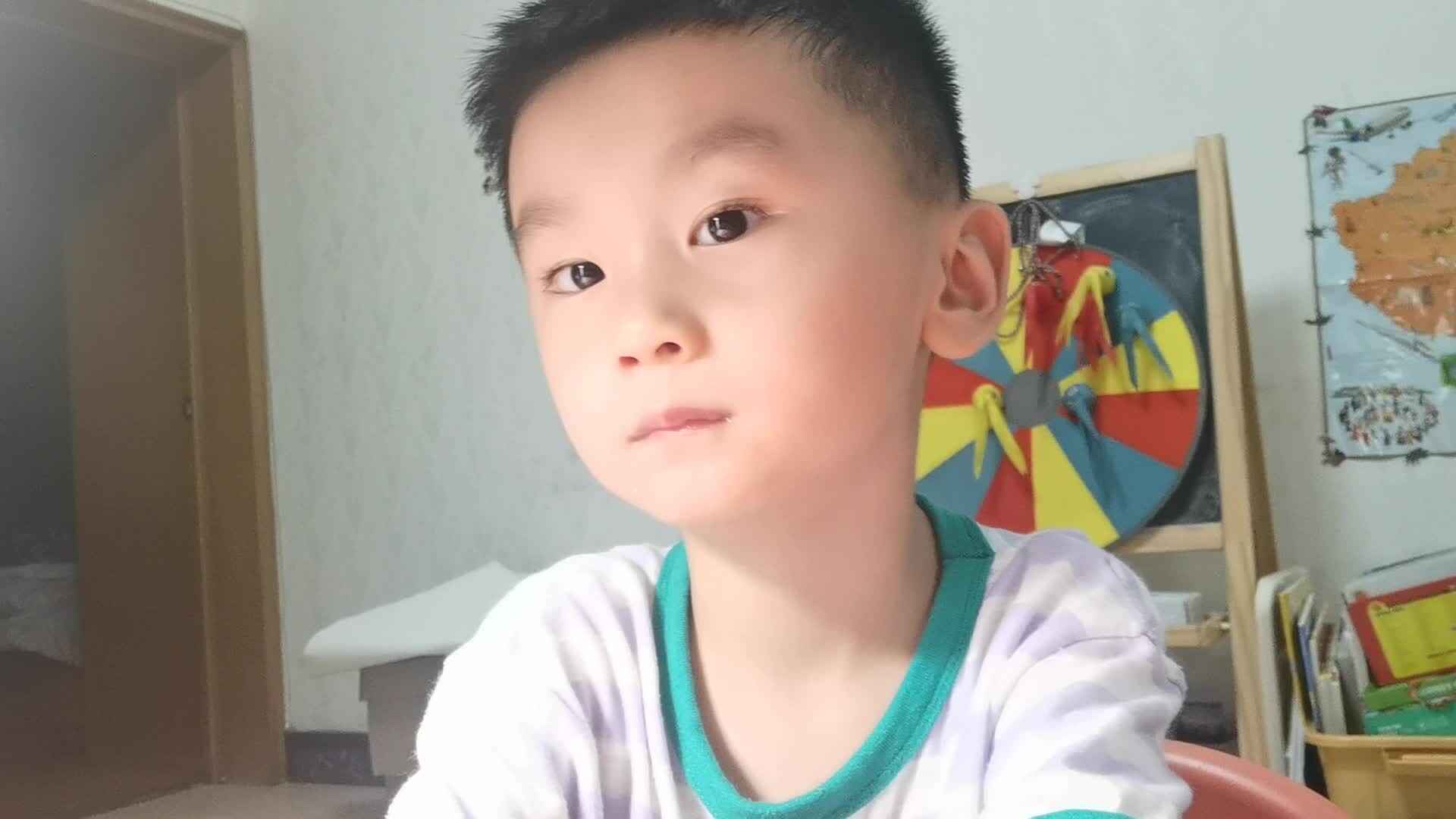 2023级B班刘梓浩闯关练习英文绘本+整理沙发.mp4