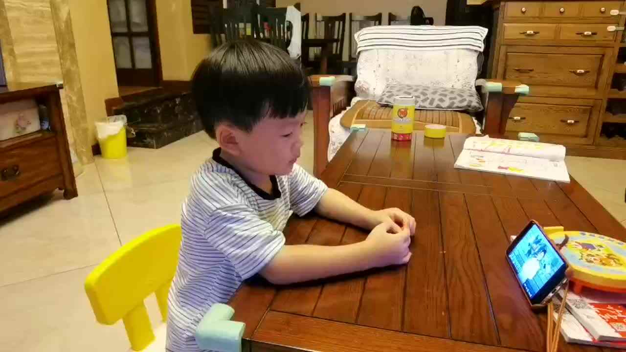 中B班朱训楠观看《远足需要携带的物品》.mp4