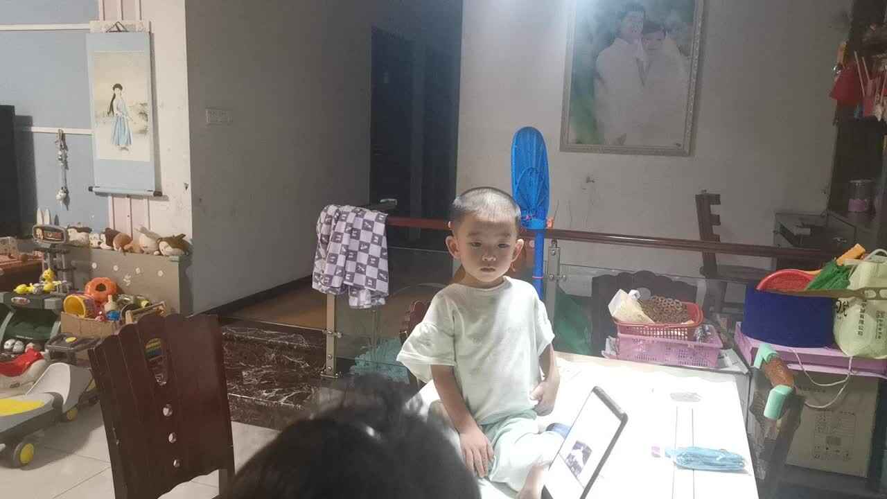 2021.9.8白可乐学习手势舞《小白兔》.mp4