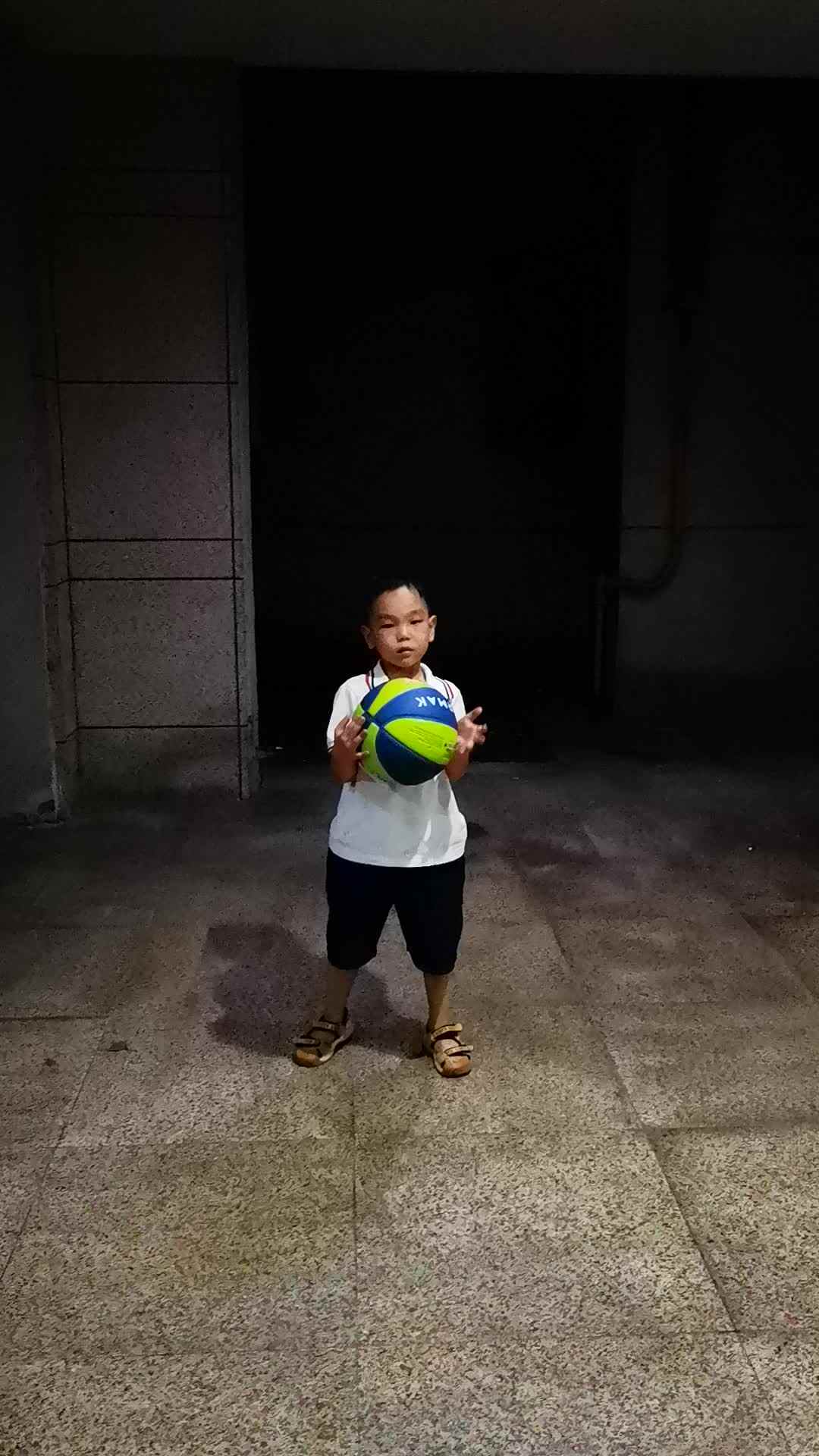 卓跞恒拍篮球9.24