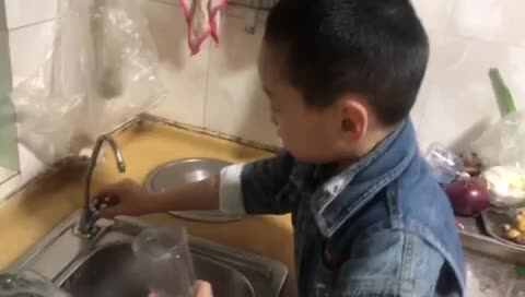 学A班袁承泽泰《清洗水杯》