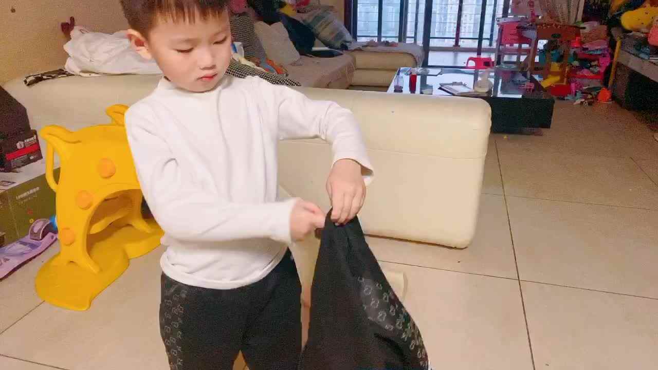 《自己穿衣服》