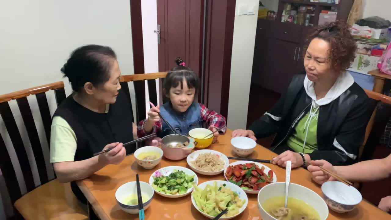 重阳节打卡第四天《给奶奶外婆装饭夹菜》