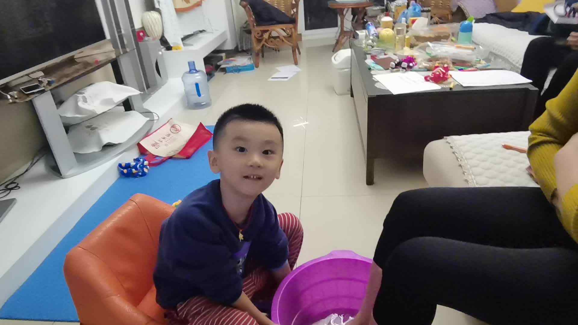 2023级B班刘梓浩闯关练习给姥姥洗脚.mp4