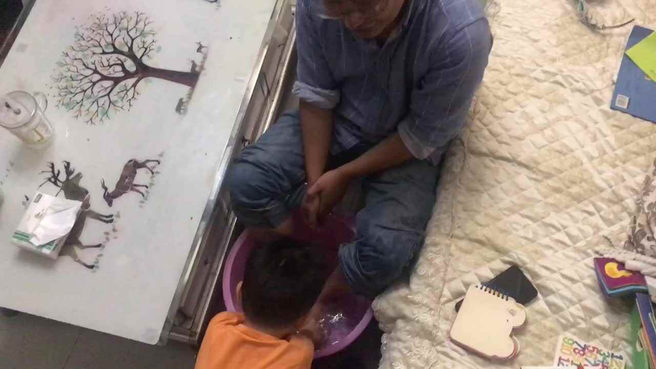 2023级大B班邱潇然20211012给长辈洗脚