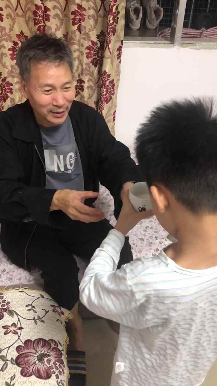 倒杯水