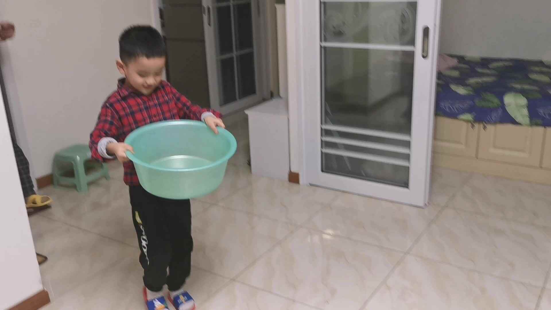 2021.10.13学A班黄彦翕《给妈妈洗脚》.mp4
