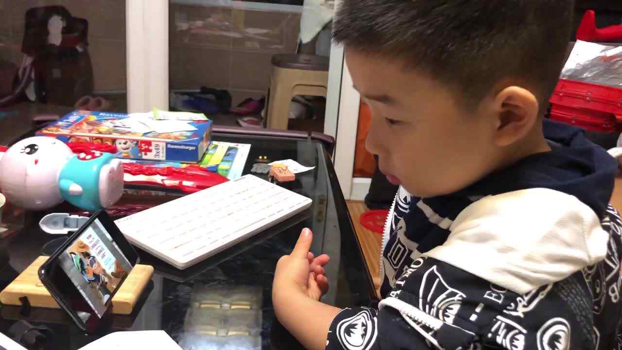 2021.10.24 冯瑾煜观看绘本《who took the cookies from the cookie jar》