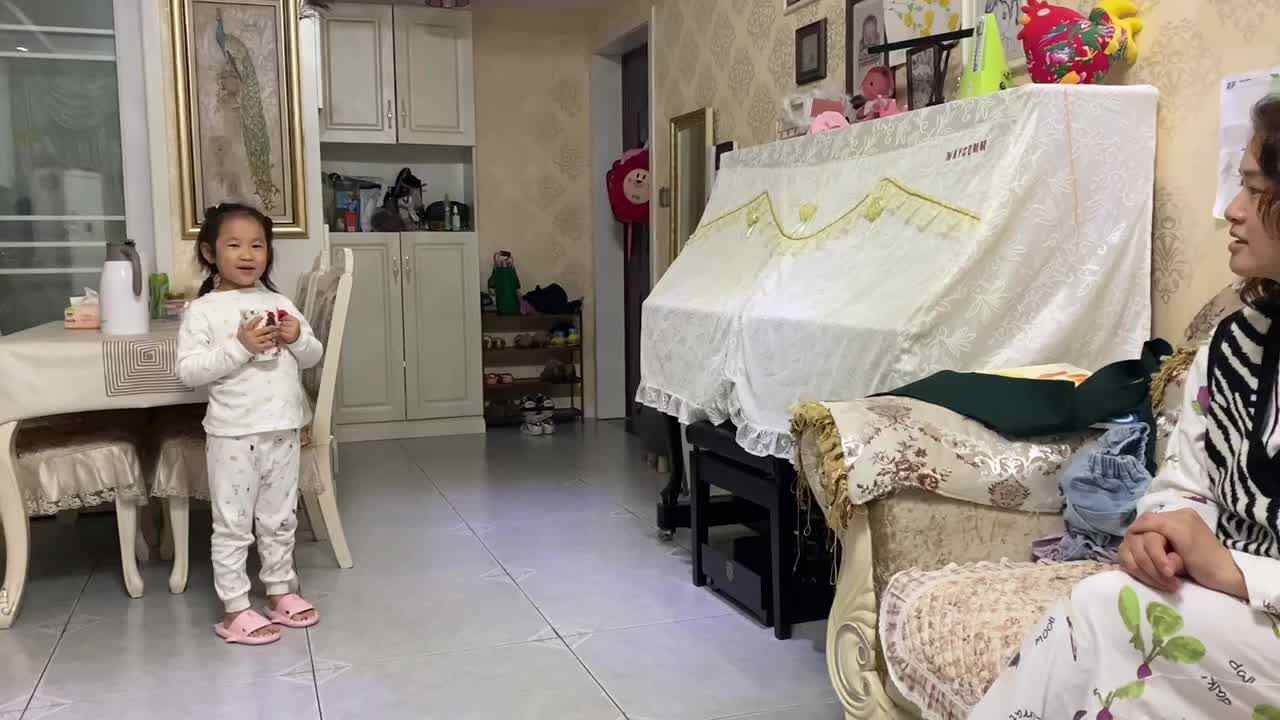 20211013学前Ａ班张睿瑾《重阳-帮妈妈倒水》