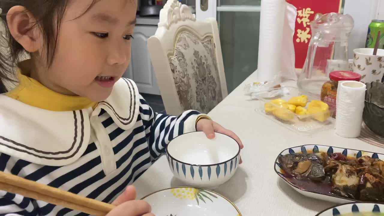 20211013学前Ａ班张睿瑾《重阳-给妈妈夹菜》
