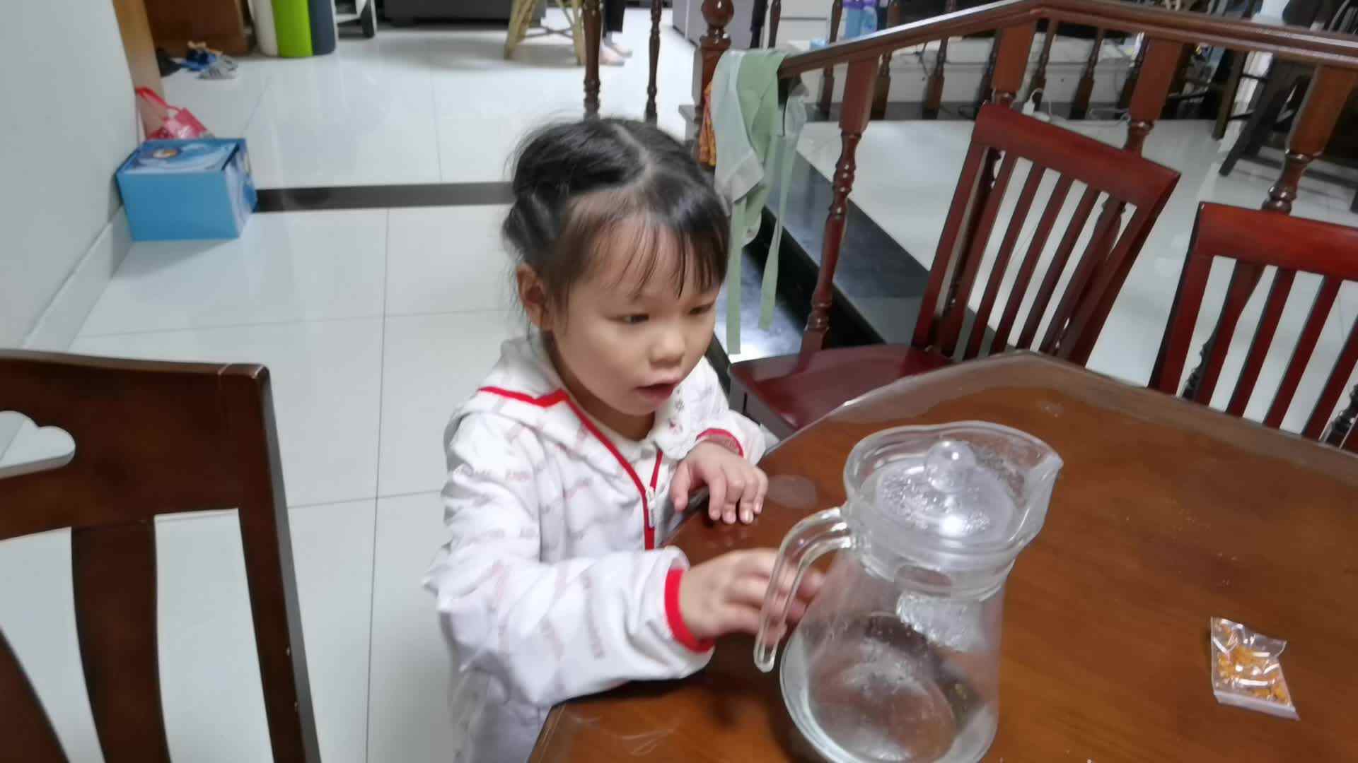 给长辈倒水.mp4
