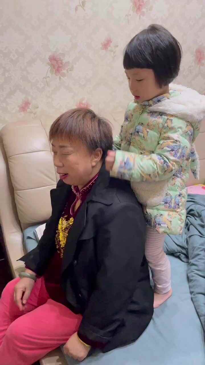 给奶奶捶背.