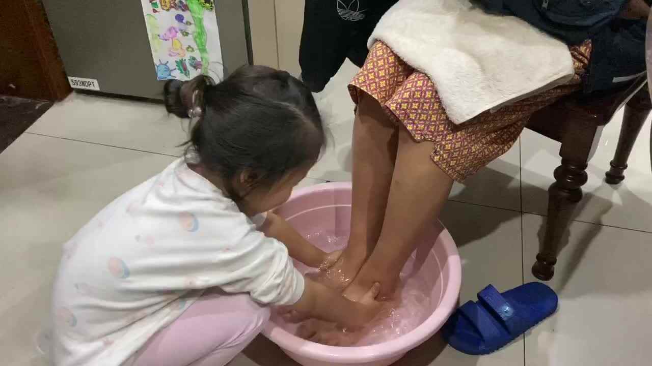 20211013学前班A班王语熙～给爸爸洗脚
