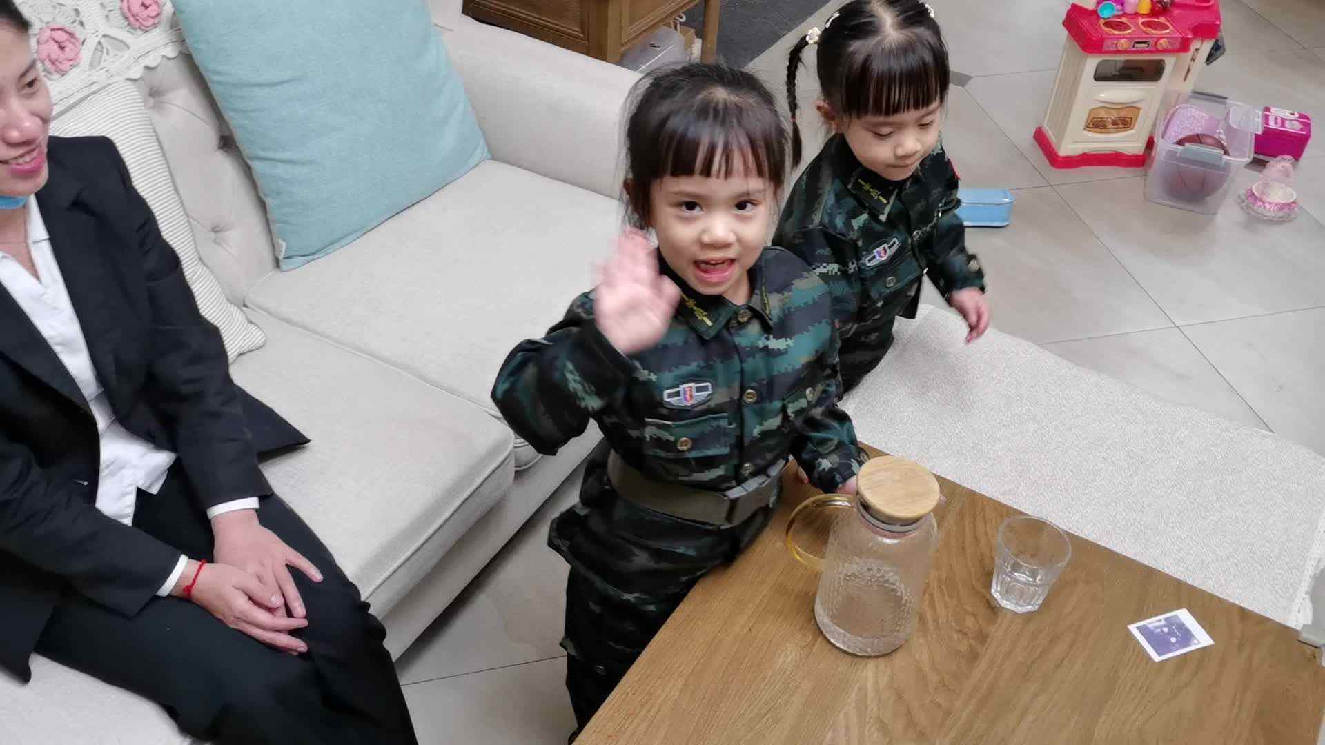 给长辈倒水