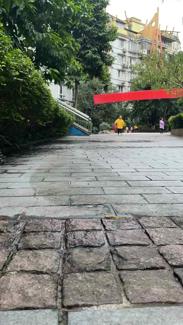 陪爸爸散步