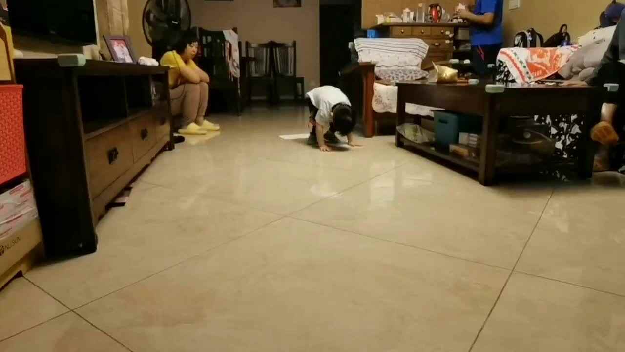 中B班朱训楠体能游戏《小兔过河》.mp4