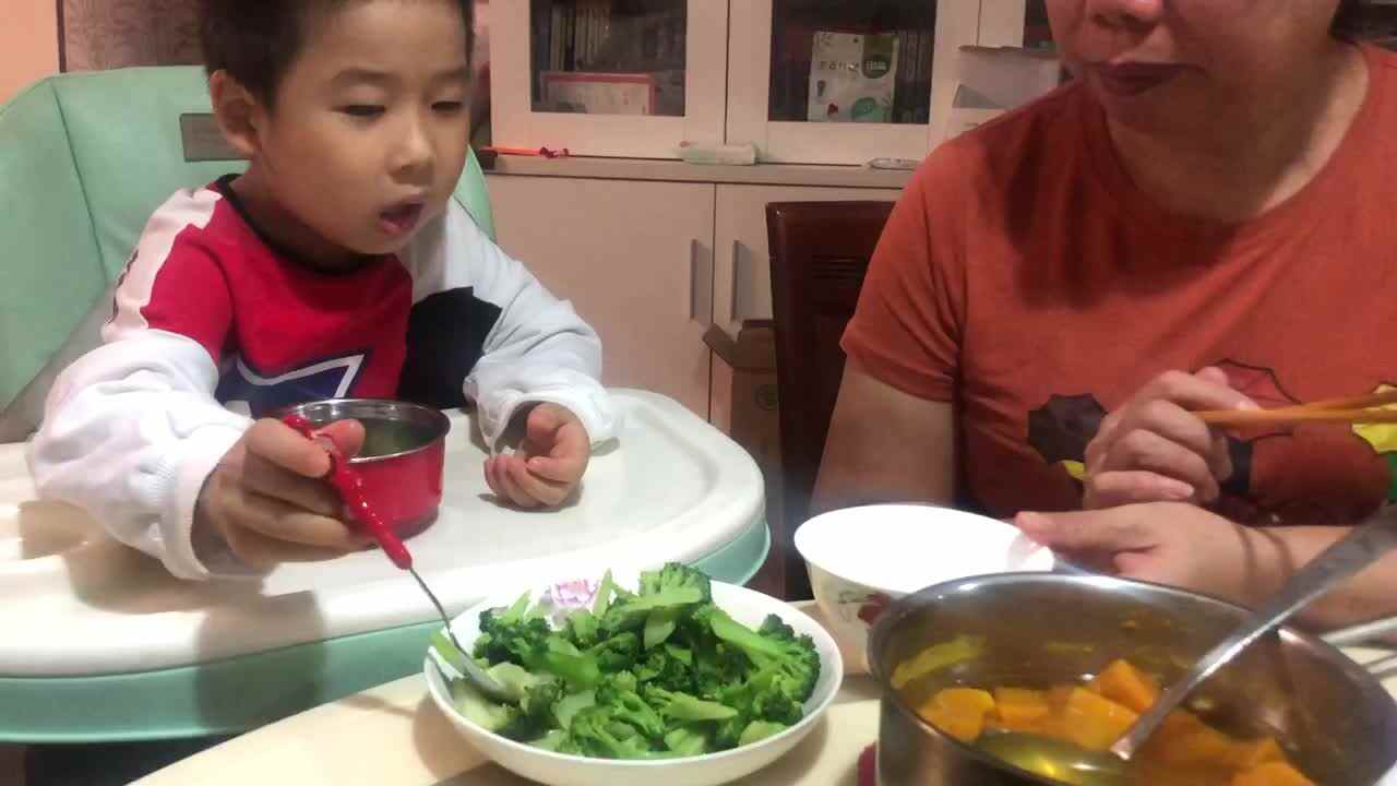2021.10.14 冯瑾煜重阳节打卡第三天给奶奶夹菜