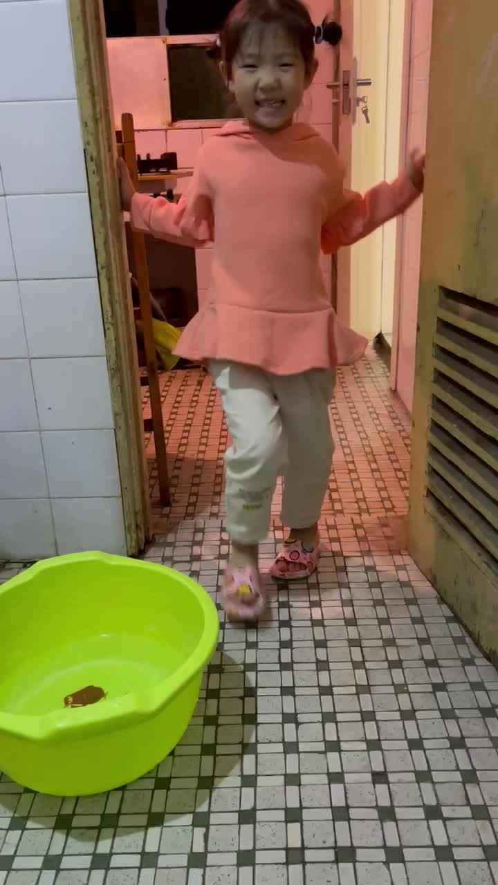 给妈妈洗脚