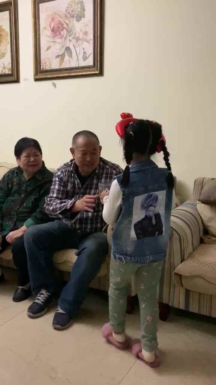 2021.10.12家庭闯关练习-重阳节打卡《倒杯水》.MOV