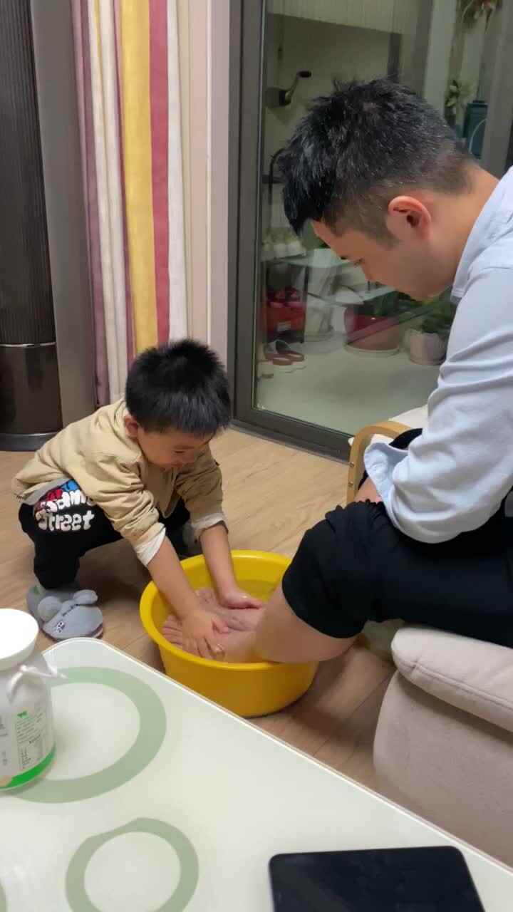 给爸爸洗脚