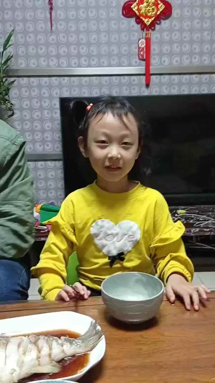 2021.10.15学A班李梦淇重阳节打卡第五天给爸爸夹菜