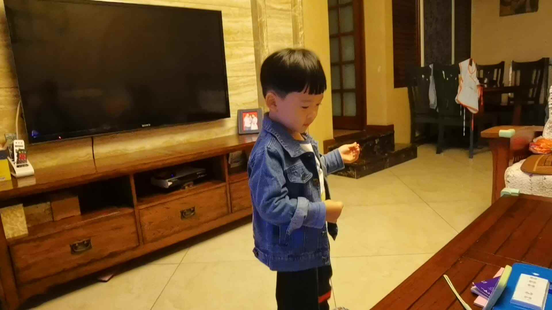中B班朱训楠练习音舞《牛奶颂》.mp4