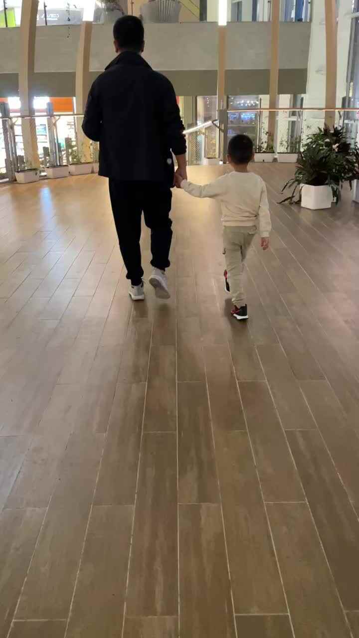 2021.10.16 重阳打卡：张元洛小朋友陪爸爸散步